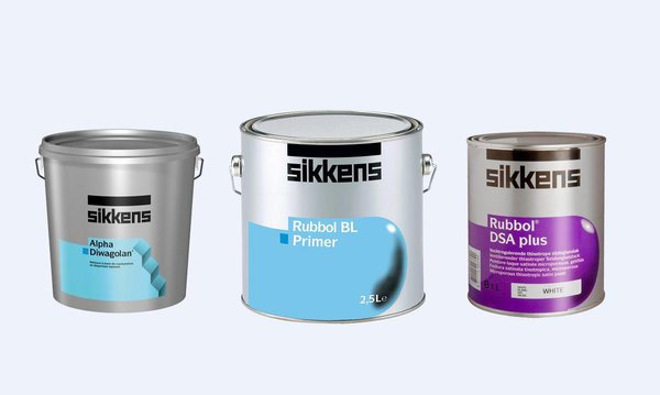 Les 3 produits Sikkens permettant de repeindre une façade de maison dans les règles de l'art.