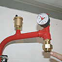 Etape 5 : Nous vous préconisons de monter un raccord de démontage rapide sur la potence ce qui permet, à l’avenir, de pouvoir démonter le vase sans vidanger l’installation.