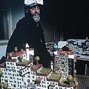 Maquette du Lycée Martin Luther, construit en 1997/99, à Wittenberg, en Allemagne. Les façades colorées et la végétation spontanée s’associent à la créativité humaine. A l’intérieur, « l’âme des enfants » devait s’y épanouir « comme les feuilles d’un arbre dans la forêt ». Maquette du Lycée Martin Luther, construit en 1997/99, à Wittenberg, en Allemagne. Les façades colorées et la végétation spontanée s’associent à la créativité humaine. A l’intérieur, « l’âme des enfants » devait s’y épanouir « comme les feuilles d’un arbre dans la forêt ».