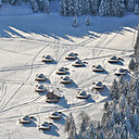 Au pied des Dents du Midi, les tentes ou Whitepods sont des dômes qui  se fondent dans le manteau neigeux.