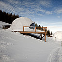 Depuis les terrasses, on découvre une vue panoramique sur les sommets du massif alpin.