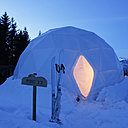 Les Whitepods jouent les igloos isolés, et sont intégrés discrètement dans le paysage de jour, comme de nuit.