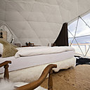 Un Whitepod est une chambre éco-conçue pour deux personnes, avec salle de bains tout confort.