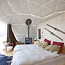 La structure est une enveloppe très isolante protégeant du froid, dans une bulle rustique et futuriste.