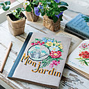 Le cahier du jardinier est bien fleuri, une couverture en lin 11 fils et un lettrage ombré.