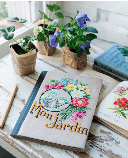 Le cahier du jardinier est bien fleuri, une couverture en lin 11 fils et un lettrage ombré.