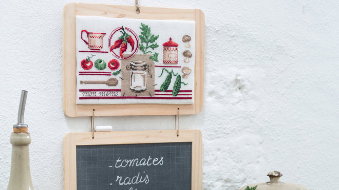 Pour ne rien oublier un mémo brodé à positionner au-dessus d'une ardoise.