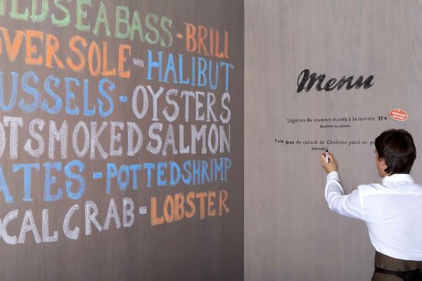 Les panneaux Surface Utile sont un revêtement antibactérien, qui résiste au feu en bois certifié et aux émissions de formaldéhydes limitées.