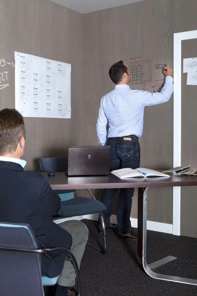 Les panneaux sont en placage de bois véritable, mais existent aussi en couleur unies. Une belle alternative au légendaire paper board.