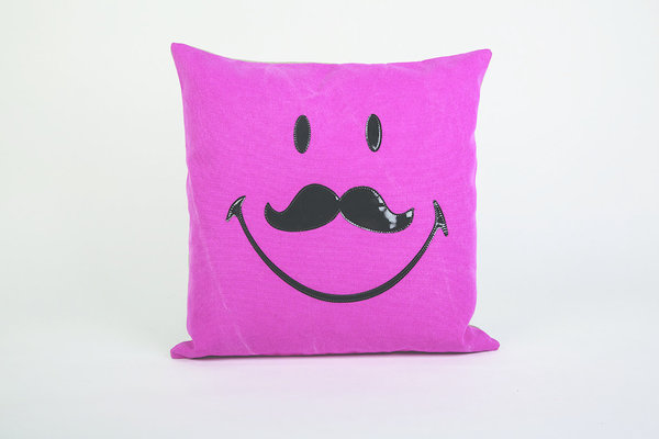 Le coussin Smiley, toute moustache dehors.