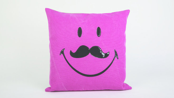 Le coussin Smiley, toute moustache dehors.