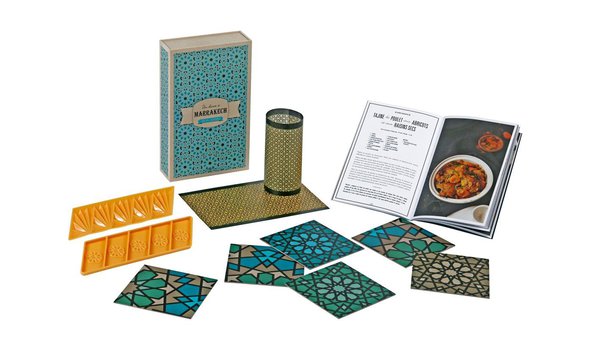 Recettes et accessoires de déco réunis dans un coffret pour dîner à Marrakech.