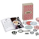 Recettes et accessoires de déco réunis dans un coffret pour prendre le thé à Londres.