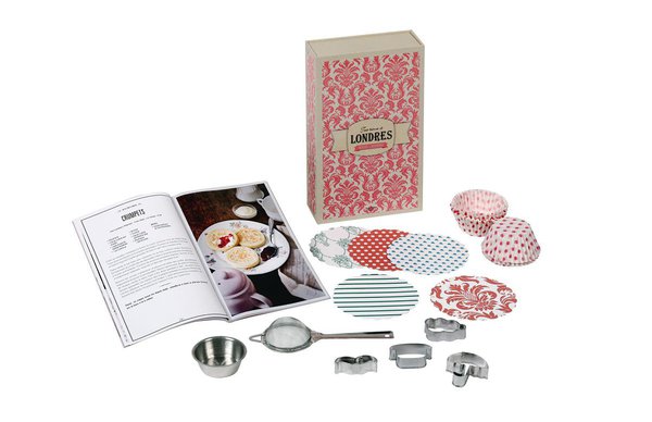 Recettes et accessoires de déco réunis dans un coffret pour prendre le thé à Londres.