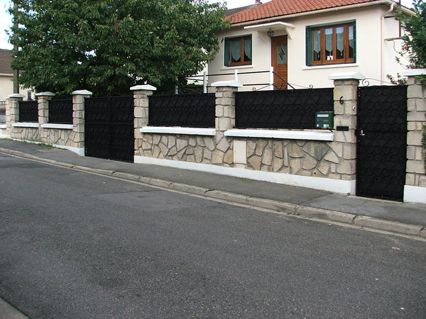 Après la pose du brise-vue, le jardin est bien à l'abris des regards.