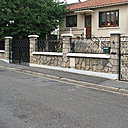 Avant la pose du brise-vue, le portail et la clôture laissent passer l’œil.