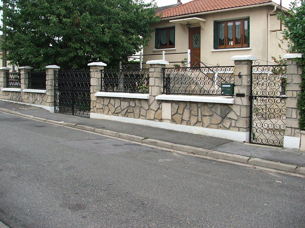 Avant la pose du brise-vue, le portail et la clôture laissent passer l’œil.