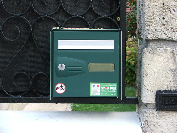 Détail boîte aux lettres après la pose du brise-vue.