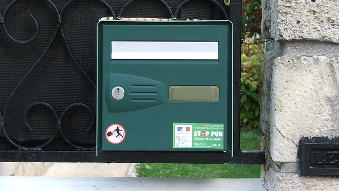 Détail boîte aux lettres après la pose du brise-vue.