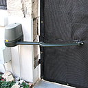 Détail mécanisme d'ouverture du portail après la pose du brise-vue.