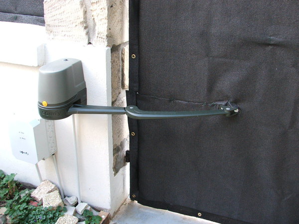 Détail mécanisme d'ouverture du portail après la pose du brise-vue.