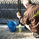 Etape 2 : Nettoyer le portail, à l’aide d’une éponge naturelle imbibée de lessive de nettoyage spécial grand travaux, type : Renovocai.