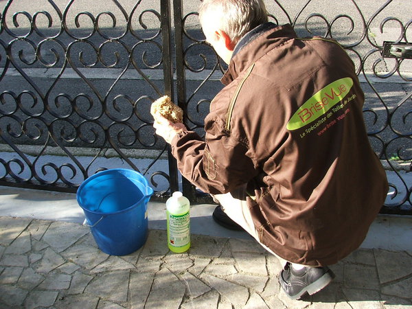 Etape 2 : Nettoyer le portail, à l’aide d’une éponge naturelle imbibée de lessive de nettoyage spécial grand travaux, type : Renovocai.