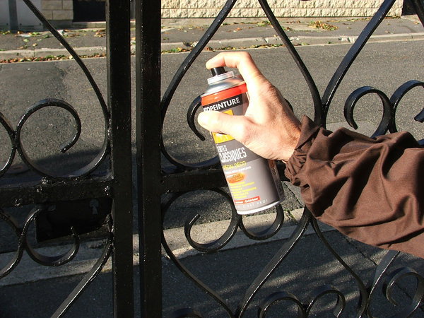 Etape 3 : Effectuer les petites retouches de peinture du portail à l’aide d’une peinture aérosol ; la mise en œuvre ainsi que le séchage en est assez rapide.
