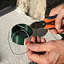 Etape 4 : Découper des morceaux de fil souple de grillage de jardin en bobine de diamètre 1 mm (des longueurs plus ou moins 15 cm), qui serviront à la fixation aux travers des œillets de fixation du brise-vue.