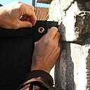 Etape 5 : La fixation s’effectue en passant le morceau de fil souple de grillage par l’œillet fixé sur le cadre en métal ; bien tendre le fil, en serrant et en entourant les extrémités du fil souple.