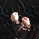 Etape 7 : Renforcer le brise-vue avec une fixation de fil souple sur le milieu du panneau, en venant se prendre sur la ferronnerie. Le fil souple s’enfonce facilement au travers de la matière, sans pour autant l’abîmer.