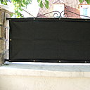 Etape 8 : Vue intérieure du brise-vue avec l’ensemble des œillets de fixation. Il est important de bien tendre la matière, afin d’éviter les plis.