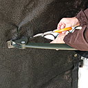 Etape 9 : Au niveau des éléments positionnés sur le portail à contourner (comme dans notre cas le bras articulé du système d’ouverture), réaliser une entaille au ciseau avec une coupe la plus horizontale possible.