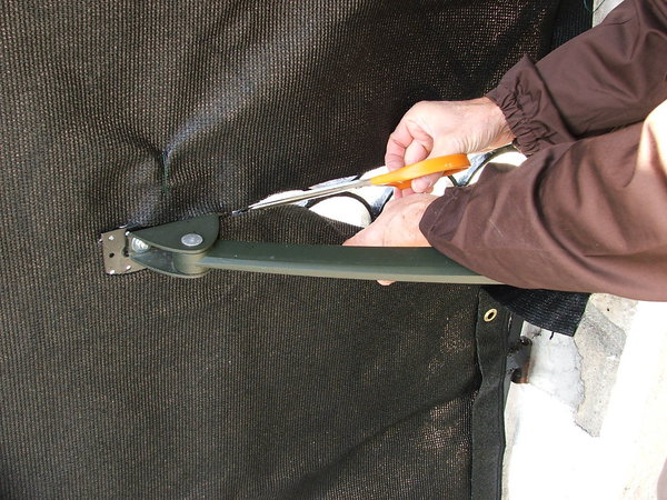 Etape 9 : Au niveau des éléments positionnés sur le portail à contourner (comme dans notre cas le bras articulé du système d’ouverture), réaliser une entaille au ciseau avec une coupe la plus horizontale possible.