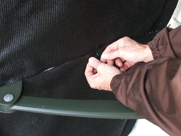 Etape 10 : Consolider la coupe en liant les deux parties découpées préalablement, avec un morceau de fil souple enroulé.