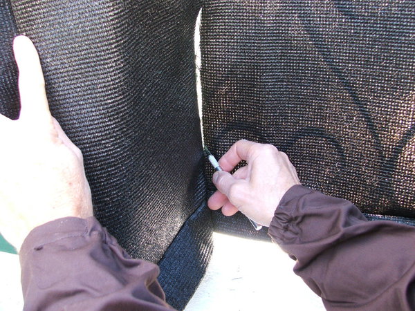 Etape 11 : Les coupes aux niveaux de la boîte aux lettres, ainsi que de la serrure, seront effectuées, pour plus de précision, au scalpel type « X-ACTO », en suivant le pourtour de l’objet à découper.