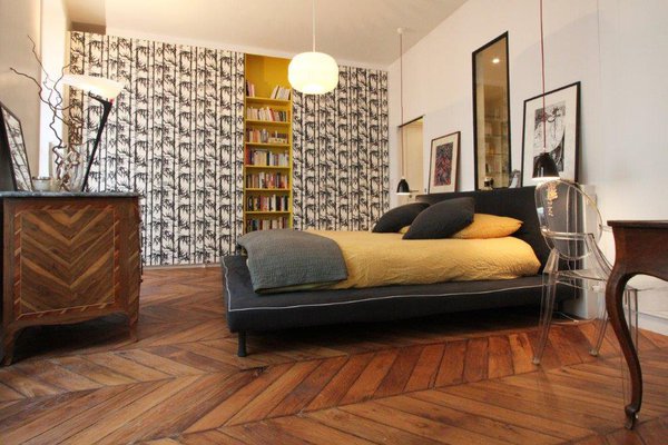 La chambre dans une harmonie de gris-noir et jaune mixte les styles, design et meubles de famille.