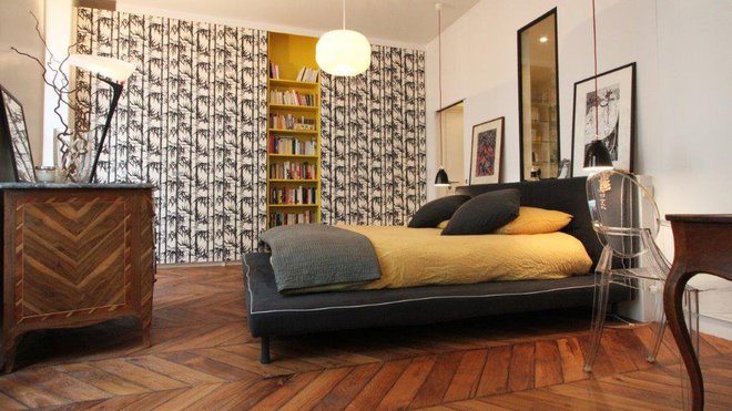 La chambre dans une harmonie de gris-noir et jaune mixte les styles, design et meubles de famille.