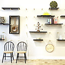 Dans la nouvelle boutique Maison M, située rue de Bourgogne à Paris, un mur de rangement avec des éléments qui permettent de créer des étagères modulables.