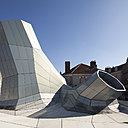 L’architecture tubulaire préfabriquée en aluminium anodisé s’intègre à l’ancien site militaire par strates successives. Les Turbulences - FRAC Centre, par Jakob + MacFarlane.