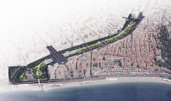 La Coulée Verte est l’un des grands projets engageant la mutation de Nice. En plein cœur de la ville, il s’agira d’un parc urbain de 12 hectares réalisé par l’agence d’architectes - paysagistes Péna & Peña, connue pour ses aménagements d’envergure. La Coulée Verte dégagera les façades des immeubles baroques de la vieille ville sur la ville nouvelle, et contribuera ainsi à mettre en valeur le patrimoine niçois.