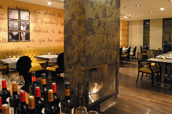 La salle de restaurant de l'hôtel Mövenpick de Neuilly-sur-Seine.