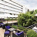La terrasse spacieuse permet de dîner au calme à l'arrivées des beaux jours.
