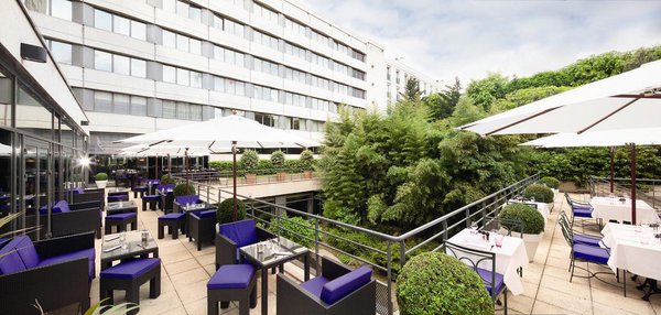 La terrasse spacieuse permet de dîner au calme à l'arrivées des beaux jours.