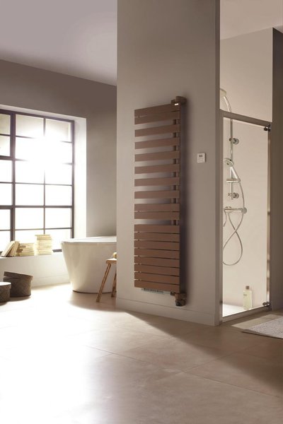 Pivotant et équipé d’une puissante soufflerie, le radiateur sèche-serviettes Régate Twist +Air apporte un réel confort de proximité.