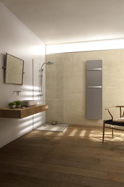 Le radiateur sèche-serviettes Plume affiche un design tout en légèreté, grâce à l’innovation « Carbon Technology » : 16 mm d'épaisseur uniquement et 3 fois plus léger que les radiateurs traditionnels. Sa technologie lui confère une grande réactivité thermique pour un chauffage rapide, solution idéale pour le chauffage à basse température (Pompe à chaleur ou chaudière à condensation). Existe en chauffage central et en électrique, dans plusieurs dimensions.