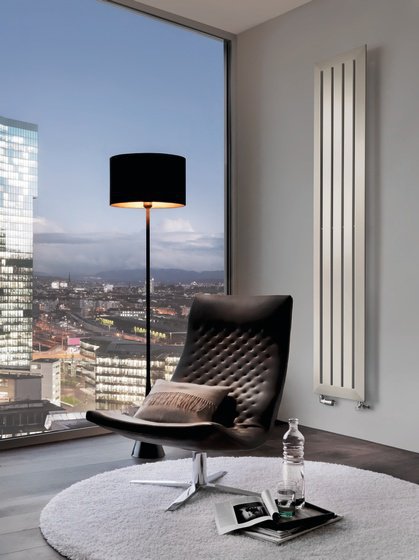 Runtal Cosmopolitan se présente comme un radiateur design au caractère affirmé. Les couleurs raffinées alliées à la disposition des tubes plats accordent une grande liberté dans l’aménagement. Cosmopolitan existe en forme verticale ou horizontale, offrant une grande liberté d’installation et d’intégration dans les pièces. La ligne Cosmopolitan existe en chauffage central, mixte et version électrique, et dans un vaste choix de teintes, notamment la palette « LES COULEURS » de Le Corbusier. www.runtal.fr