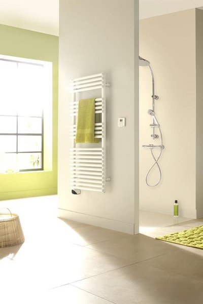 Modèle Cala : simple et efficace. En version électrique, il est proposé avec thermostat mural programmable à portée de bains : facile d’accès pour éviter de se baisser, tout en évitant que les petites mains enfantines accèdent aux réglages, et pratique pour les personnes à mobilité réduite.