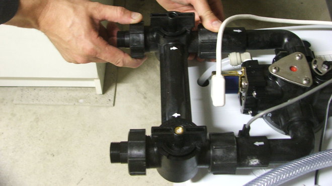 Etape 5 : bien serrer à la main les écrous de raccordement.