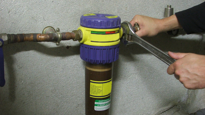 Etape 10 : à l’aide d’une clé, démonter le filtre en place, en dévissant les deux écrous de raccordements.